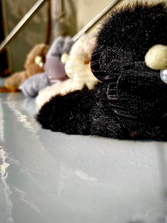 Black Velvet Pearl Hair Claw Clip