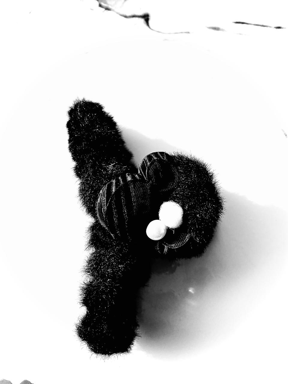 Black Velvet Pearl Hair Claw Clip